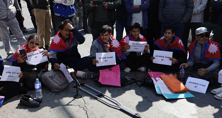 एमालेको कार्यक्रम रोक्न जेन जी घाईतेहरुको माइतीघर मण्डलामा धर्ना